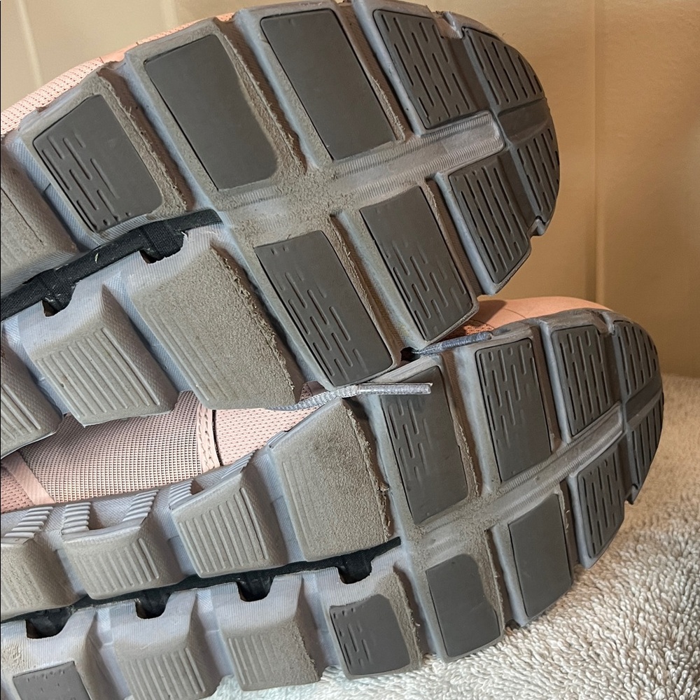On Running Blush and Charcoal Shoes - Picture 6 of 9